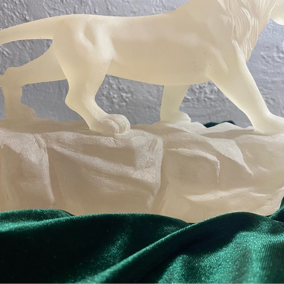 Vintage Frosted Resin Lion W/engravable plaque- it’s heavy. - Picture 7 of 15